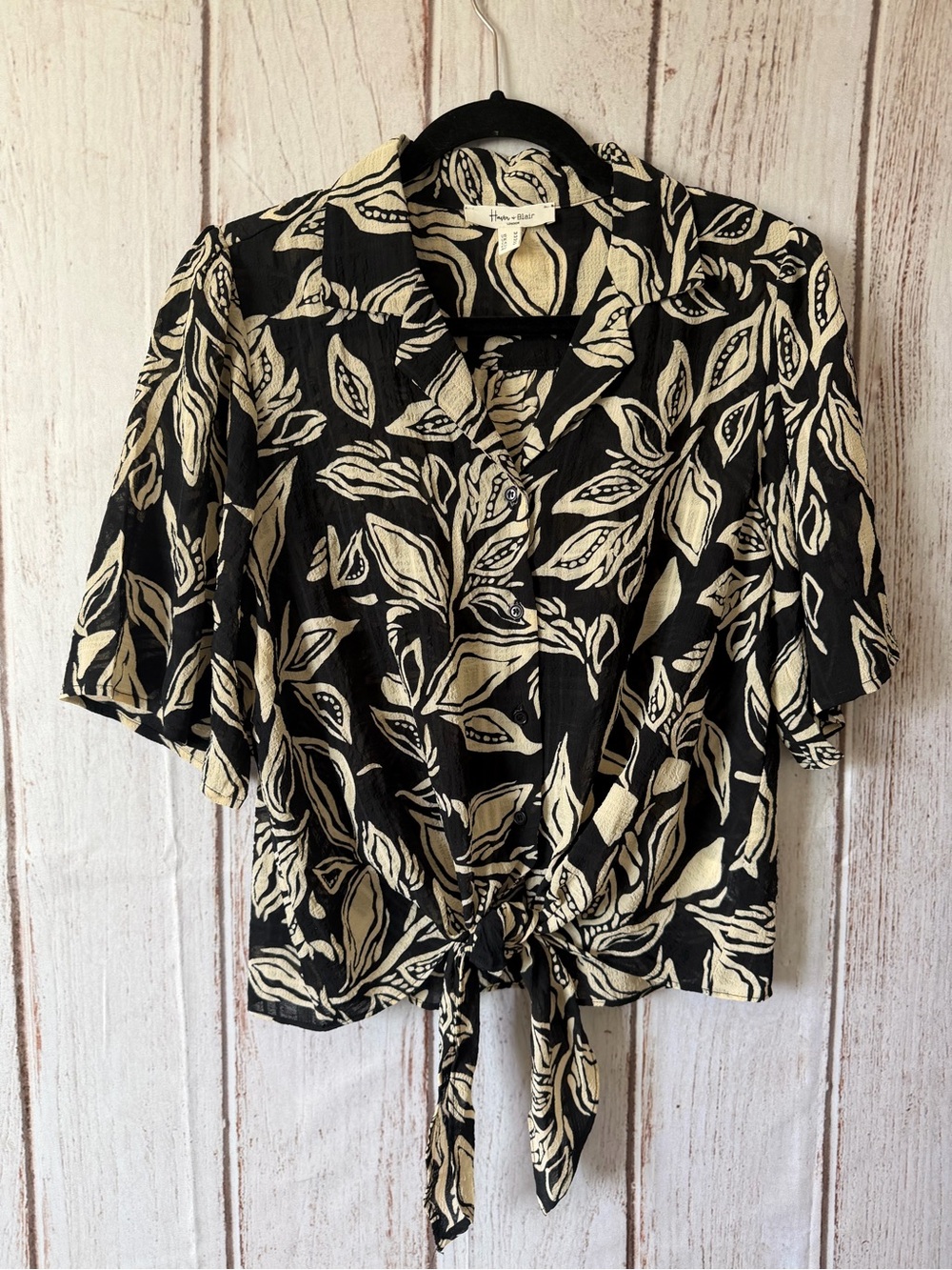 Haver + Blair Botanical Leaf Print Tie-Front Short Sleeve
Shirt Size M